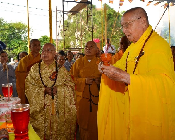 Chùa Pháp Bảo rót đồng đúc Đại hồng chung ảnh 1 anh 2.jpg