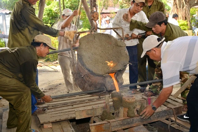 Chùa Pháp Bảo rót đồng đúc Đại hồng chung ảnh 3 anh 4.jpg