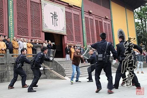 Lingyin Temple anti-terror1_417cc.jpg