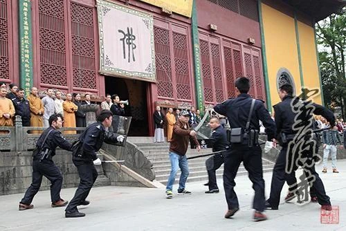 Lingyin Temple anti-terror1_417cc.jpg