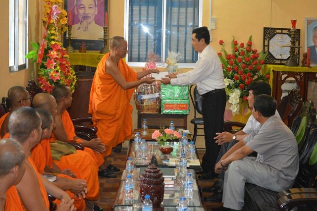 Sóc Trăng: Chính quyền chúc Tết Chôl Chnăm Thmây ảnh 1 Ông Sơn Phước Hoan tặng quà cho Hội ĐKSSYN tỉnh vào ngày 8 tháng 4.jpg