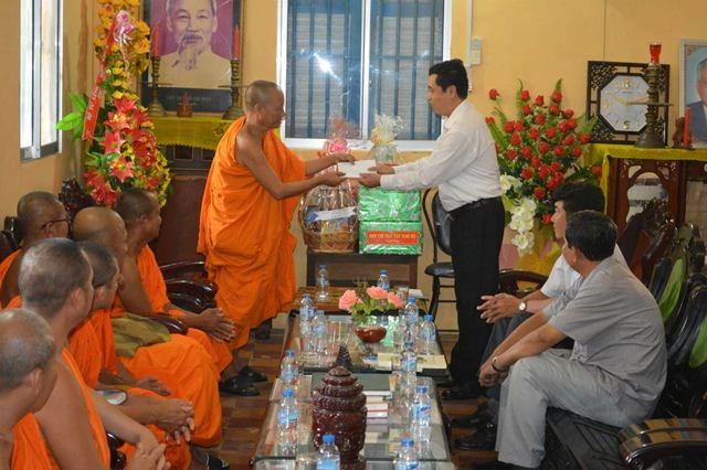 Ông Sơn Phước Hoan tặng quà cho Hội ĐKSSYN tỉnh vào ngày 8 tháng 4.jpg