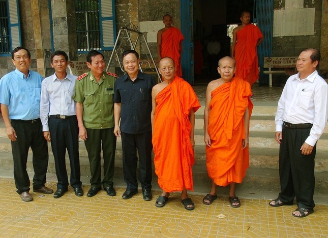 Đoàn cán bộ của Ban Tôn giáo Chính phủ chụp hình lưu niệm tại chùa Khleang.jpg