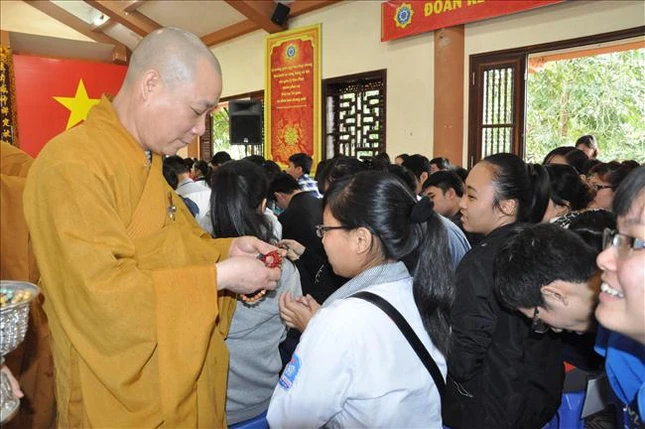 Cầu nguyện, tư vấn mùa thi tại chùa Bằng ảnh 3 chua bang 2.jpg