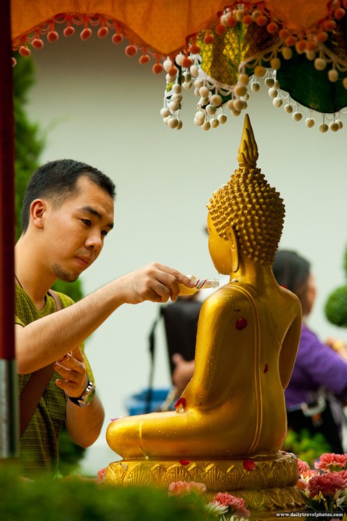 Vào những ngày Tết cổ truyền, người Thái Lan thường lên chùa thắp hương, tắm Phật trước khi tham gia các hoạt động vui nhộn của Tết té nước. Ảnh: Dailytravel. 110412-songkran-buddha-thai-ma-5820-7858