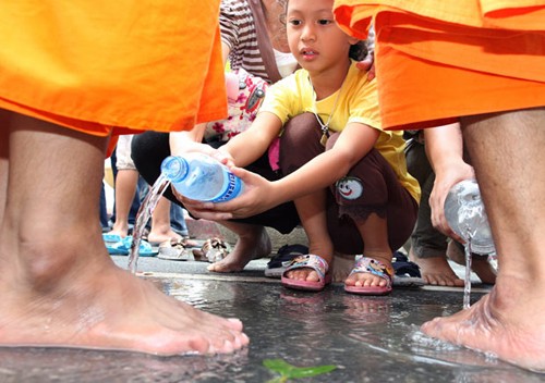 Rửa chân cho các tăng ni trong Tết té nước. Ảnh: APF. monk-washing-1947183i-6677-1396865867.jp