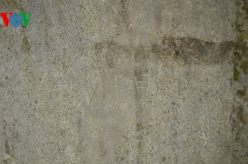 "Lưu bút" mới của du khách trên tấm bia sau khi hàng rào bảo vệ bị phá dỡ