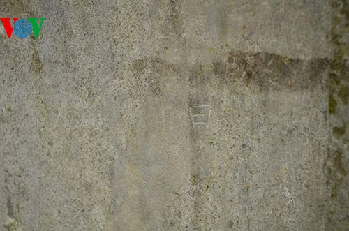 "Lưu bút" mới của du khách trên tấm bia sau khi hàng rào bảo vệ bị phá dỡ