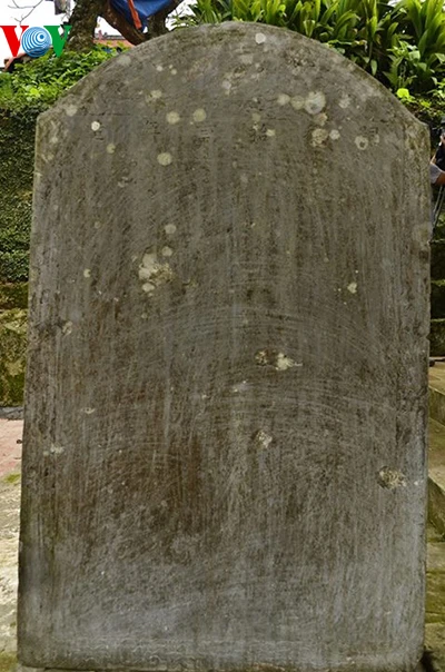 Không chỉ bảo vật quốc gia bị xâm hại, các văn bia đời sau ở xung quanh cũng chịu chung số phận, được đơn vị thi công “nhiệt tình” cào nhẵn