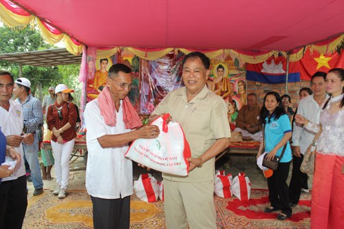 Tặng 300 phần quà tại Campuchia ảnh 2 pqttsp7.jpg