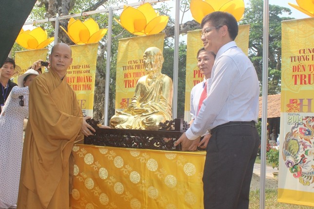 ông phan thanh hải trao tượng cho ĐĐ.Thích Tâm Hạnh trú trì thiền viện Trúc Lâm Bạch Mã.JPG
