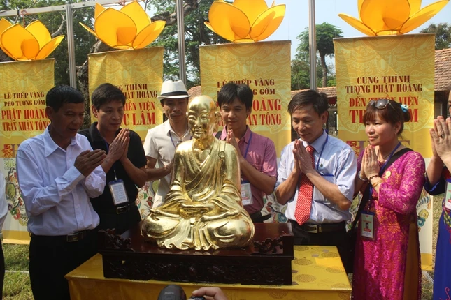 Cúng dường tôn tượng Phật hoàng tới Trúc Lâm Bạch Mã ảnh 4 nghệ nhân trần độ cùng các nghệ nhân bát tràng chụp ảnh lưu niệm.JPG