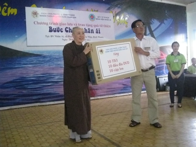 Nhóm Bước Chân Sen tặng quà tại Bình Phước ảnh 2 hình 13 Ni Sư Trao Qùa cho bệnh viện Nhân Aí.JPG