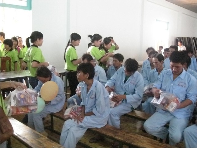 hình 17 phát quà cho bệnh nhân.JPG