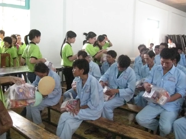 Nhóm Bước Chân Sen tặng quà tại Bình Phước ảnh 3 hình 17 phát quà cho bệnh nhân.JPG
