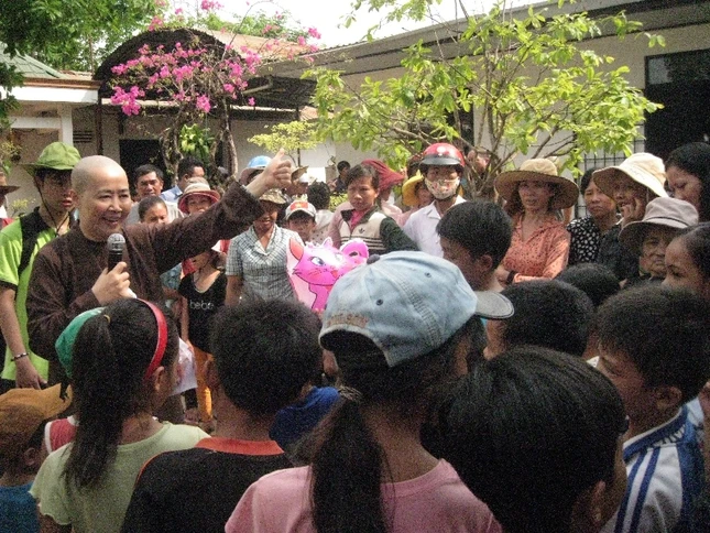 hình 9 Ni Sư Thích Nữ Huệ Dâng Giao Lưu Dạy các em nhỏ niệm Phật.JPG