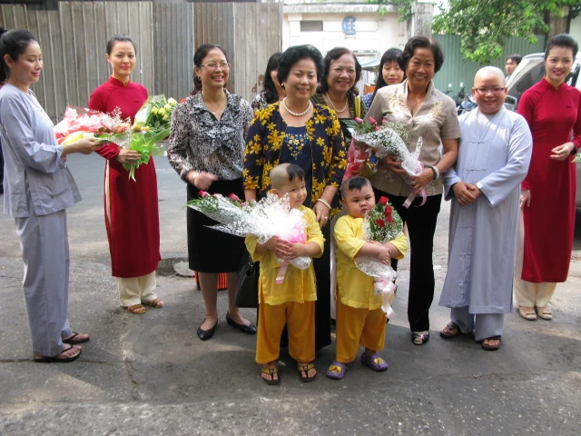 Quỹ Bầu Ơi thăm chùa Linh Sơn, tặng quà các em nhỏ ảnh 1 IMG_0813.JPG