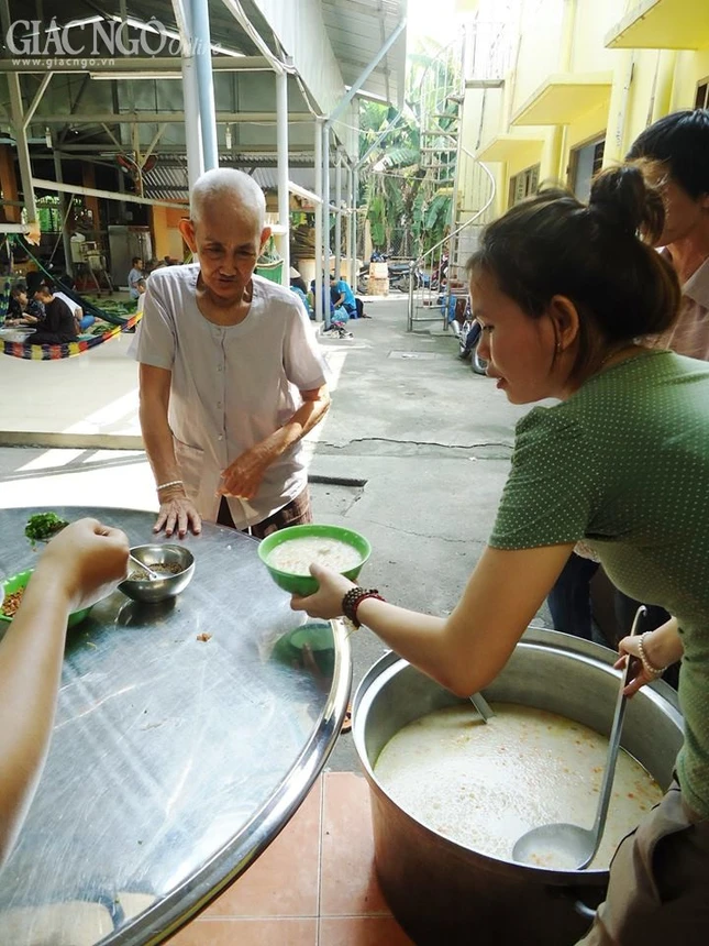 Tặng cơm, cháo từ thiện ở Tiền Giang, TP.HCM ảnh 2 Tam Hao.jpg