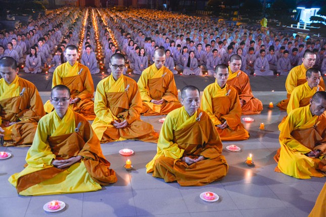 Phật tử chùa Hoằng Pháp cầu nguyện cho phà Sewol ảnh 7 1 hop bao 10.jpg