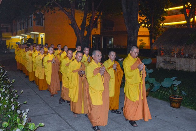 Phật tử chùa Hoằng Pháp cầu nguyện cho phà Sewol ảnh 1 1 hp 1.jpg