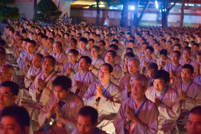 Phật tử chùa Hoằng Pháp cầu nguyện cho phà Sewol ảnh 12 1 hp 12.jpg