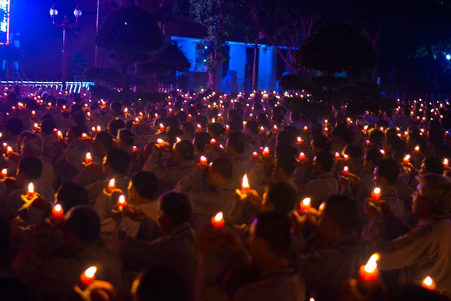 Phật tử chùa Hoằng Pháp cầu nguyện cho phà Sewol ảnh 13 1 hp 13.jpg