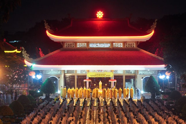 Phật tử chùa Hoằng Pháp cầu nguyện cho phà Sewol ảnh 3 1 hp 3.jpg