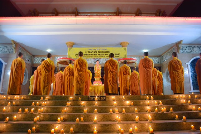 Phật tử chùa Hoằng Pháp cầu nguyện cho phà Sewol ảnh 4 1 hp 4.jpg