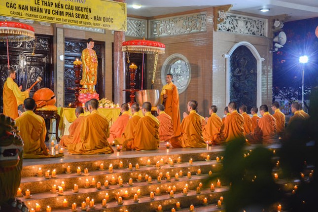 Phật tử chùa Hoằng Pháp cầu nguyện cho phà Sewol ảnh 5 1 hp 5.jpg