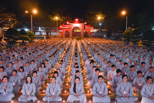 Phật tử chùa Hoằng Pháp cầu nguyện cho phà Sewol ảnh 8 1 hp 7.jpg