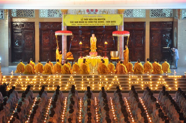 Phật tử chùa Hoằng Pháp cầu nguyện cho phà Sewol ảnh 10 1 hp 9.jpg