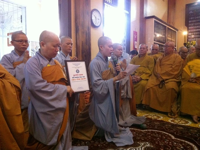 hình 12 tân trụ trì đọc lời hứa .JPG