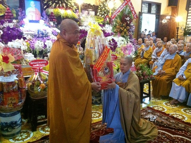 hình 9 HT.Giac Toan trao qua mung den Ni Su tru tri.JPG