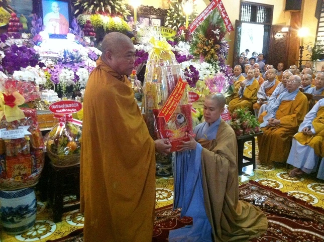 hình 9 HT.Giac Toan trao qua mung den Ni Su tru tri.JPG