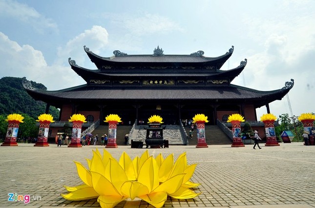 Hiện các hạng mục cho các buổi lễ như dâng hương, thả hoa đăng, cầu siêu... đang được khẩn trương triển khai tại các sân lớn trong khuôn viên chùa.