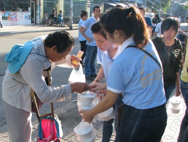 TP.HCM: Tặng nui từ thiện tại Bệnh viện Ung Bướu ảnh 1 IMG_1903.JPG