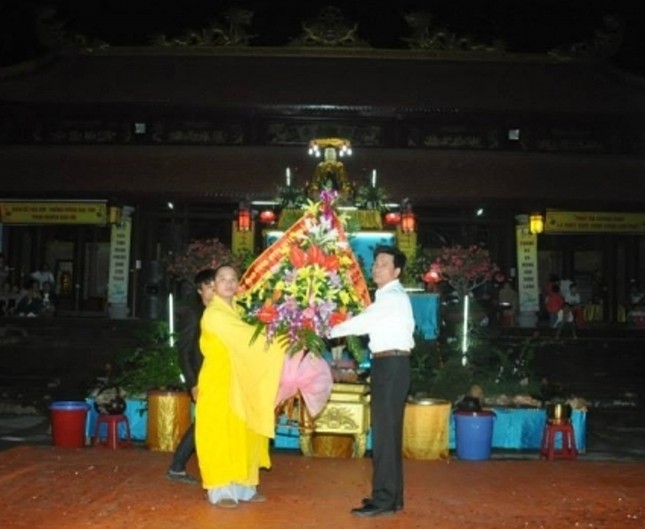 Đại lễ Phật đản các huyện của tỉnh Thanh Hóa ảnh 2 chinh quyen dia phuong tang hoa chuc mung.jpg