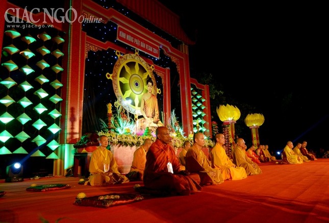 Đại lễ Vesak 2014: Lung linh đêm hoa đăng cầu nguyện hoà bình ảnh 1 1 Hoa dang.jpg