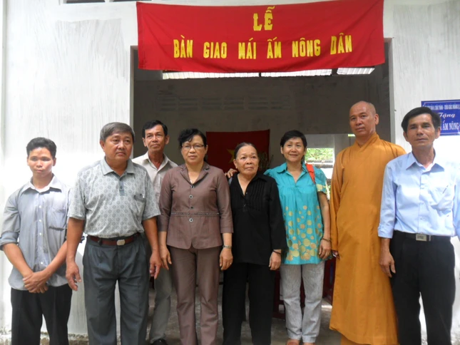 Chùa Liên Hoa, Giác Hoằng tặng quà, nhà ảnh 2 SAM_5347.JPG