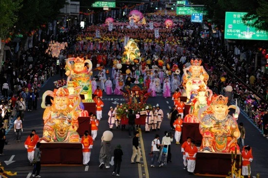 Đặc trưng về Đại lễ Vesak
tại một số nước châu Á ảnh 1 ve3.jpg