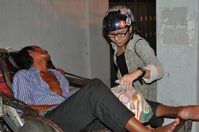 Bạn trẻ chia sẻ quà “Người thật việc thật” ảnh 1 ntvt.jpg