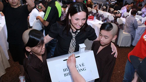 Ca sĩ, Phật tử Phi Nhung "hướng về biển Đông" ảnh 1