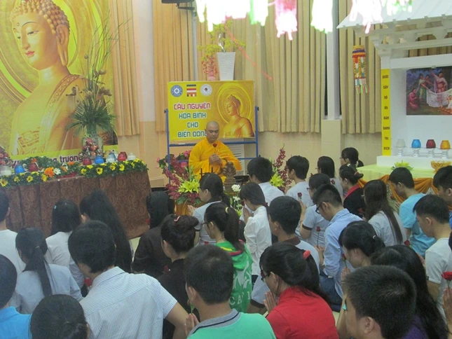 Gần 200 Phật tử cầu nguyện hòa bình cho Biển Đông ảnh 1 IMG_0450.JPG