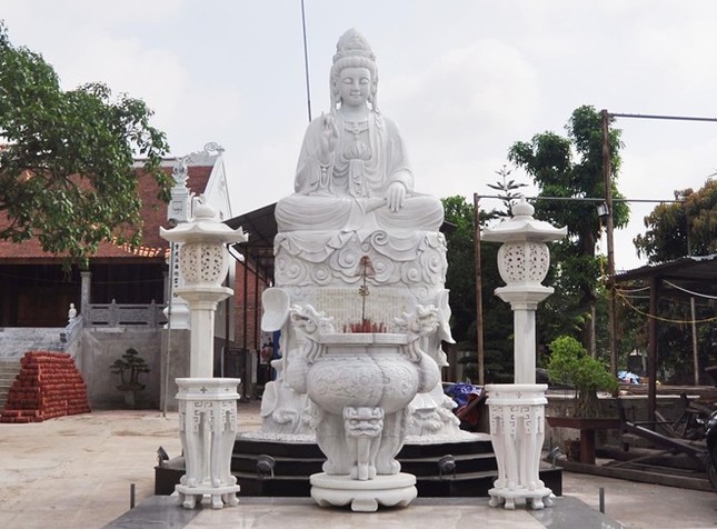 Ông Nguyễn Văn Hạnh, người trông coi ngôi chùa cho biết: "Chùa và đình Quan Âm được xây dựng từ thời nhà Lý và đến nay đã được trùng tu nhiều lần. Tấm bia Quan Âm cổ tự bi ký có ghi năm 1108 nhà Lý mở rộng quai đê sông Hồng, từ đó ngôi chùa chuyển về vị trí hiện nay". 2_jpg.jpg