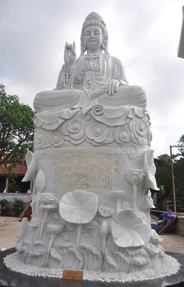 "Trong chùa còn lưu giữ nhiều tượng cổ và đại hồng chung mang phong cách nghệ thuật thế kỷ XI. Năm 2000, Bộ Văn hóa - Thông tin đã xếp hạng chùa Quan Âm là di tích lịch sử. Chùa Quan Âm được xem là ngôi chùa của những pho tượng với đầy đủ ba loại hình: tượng Phật, tượng mẫu, tượng tổ. Mỗi kiểu tượng ẩn chứa nét đặc trưng riêng". 3_3_jpg.jpg