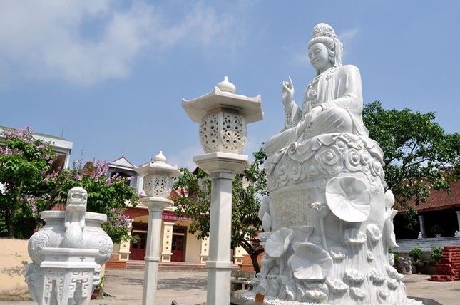 Sư thầy Thích Minh Đăng, trụ trì chùa Quan Âm cho biết: “Pho tượng Quan Thế Âm Bồ-tát được làm bằng đá trắng nguyên khối với chiều cao 5,7 m (từ chân bệ lên đỉnh), bề ngang rộng 2,5 m và nặng 37 tấn. Đá trắng được lấy từ Nghệ An và được tạo tác cơ bản ở đó rồi mới vận chuyển bằng container lên Hà Nội. Ngày 11-2-2014 (âm lịch), pho tượng được vận chuyển về sân chùa. Một số thợ tạo tác đá tiến hành hoàn thiện và đặt lên thềm tam cấp đã được xây dựng trước đó. Ngày 11-5-2014, ông Trần Chiến Thắng, Nguyên Thứ trưởng Bộ Văn hóa Thể thao và Du lịch, Thường trực Hội đồng tư vấn xác lập kỷ lục Việt Nam đã tiến hành trao bằng xác lập kỷ lục “Ngôi chùa có tượng Bồ-tát Quan Thế Âm bằng đá trắng lớn nhất". 8_jpg.jpg