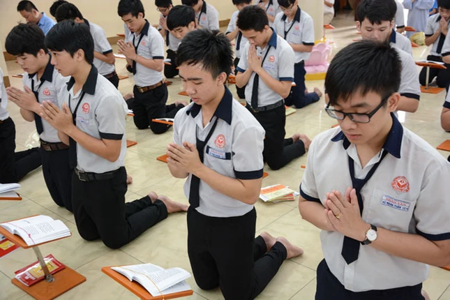 400 sĩ tử tới chùa Hoằng Pháp "thắp sáng niềm tin" ảnh 2 1 hoang phap 2.jpg