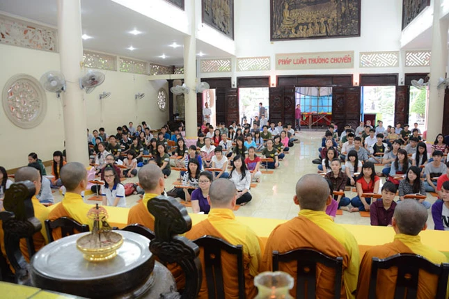400 sĩ tử tới chùa Hoằng Pháp "thắp sáng niềm tin" ảnh 4 1 hoang phap 4.jpg