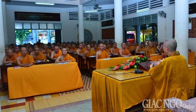 HT.Thích Trí Quảng sách tấn hành giả tại TX.Trung Tâm ảnh 1 tx trung tam5.jpg