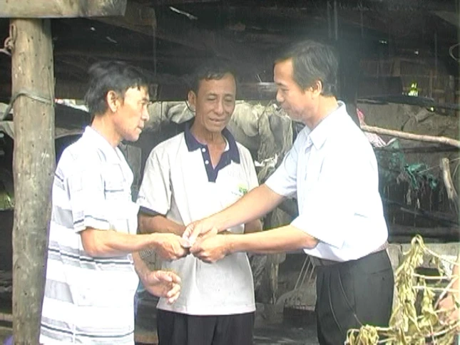 LD huyen TN ho tro tien cho ho bi hoa hoan o xa AL.jpg